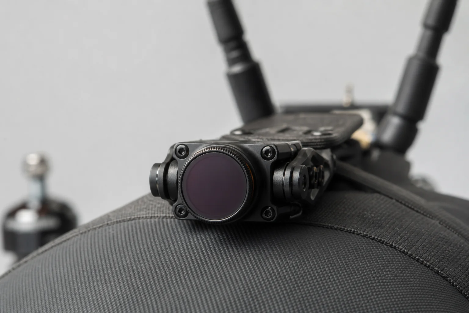 Gimbal de cámara de dron FPV con filtro ND montado en un chasis cinewoop