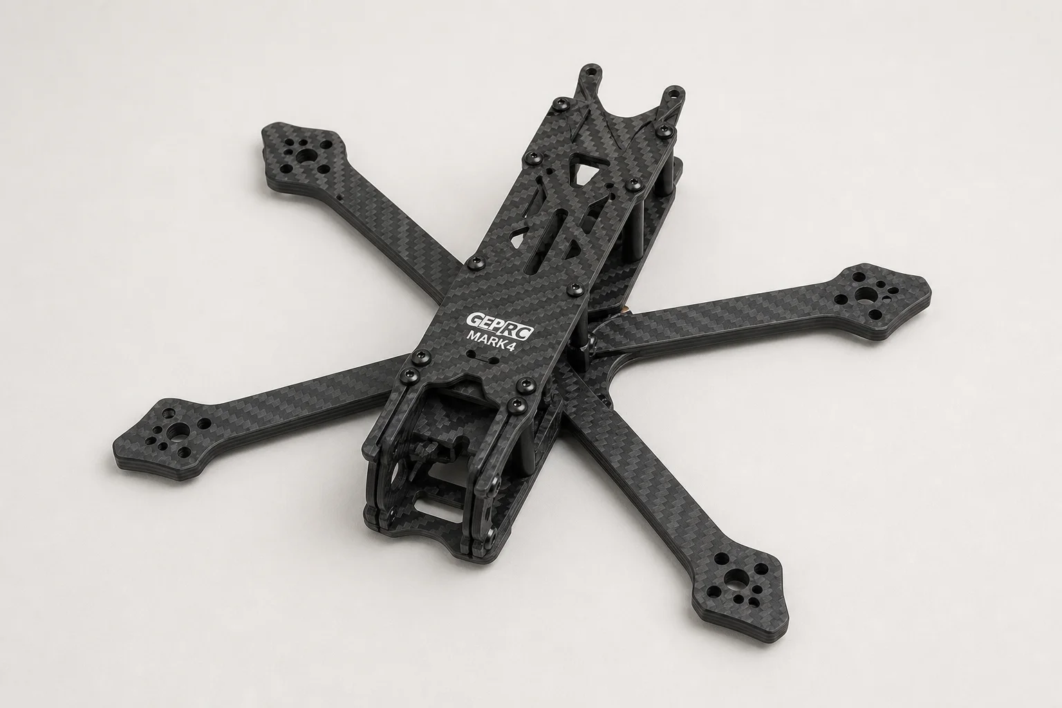 Drone FPV de 7 polegadas totalmente montado com todos os componentes instalados sobre uma superfície de concreto
