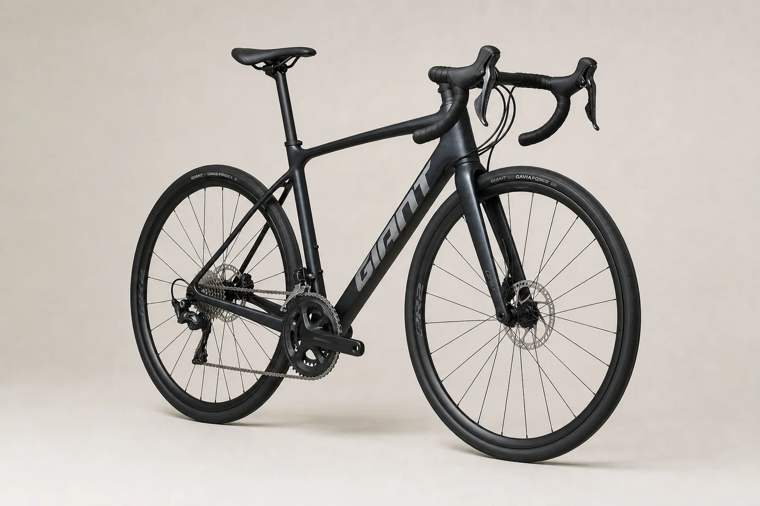 Mehrere Allroad-Bikes vor neutralem Hintergrund, die verschiedene Rahmenmaterialien und Designs zeigen