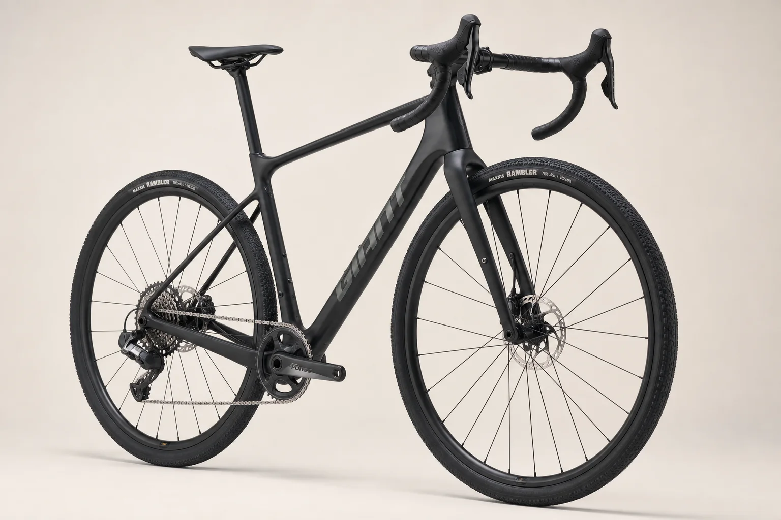 Cinq vélos de gravel pour le bikepacking disposés sur une surface en béton