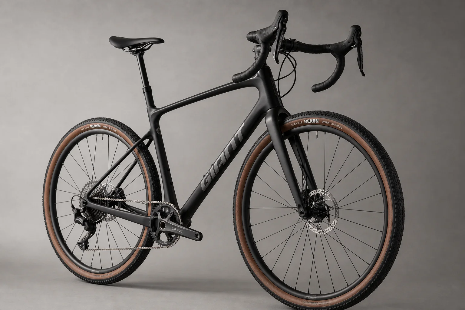 Cinque gravel bike disposte in una composizione sfalsata che mostra diversi stili di telaio e geometrie