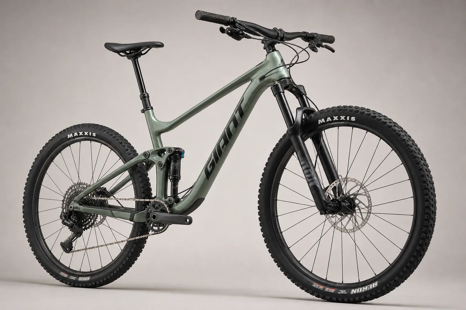 Sechs vollgefederte Mountainbikes auf einer grauen Oberfläche angeordnet