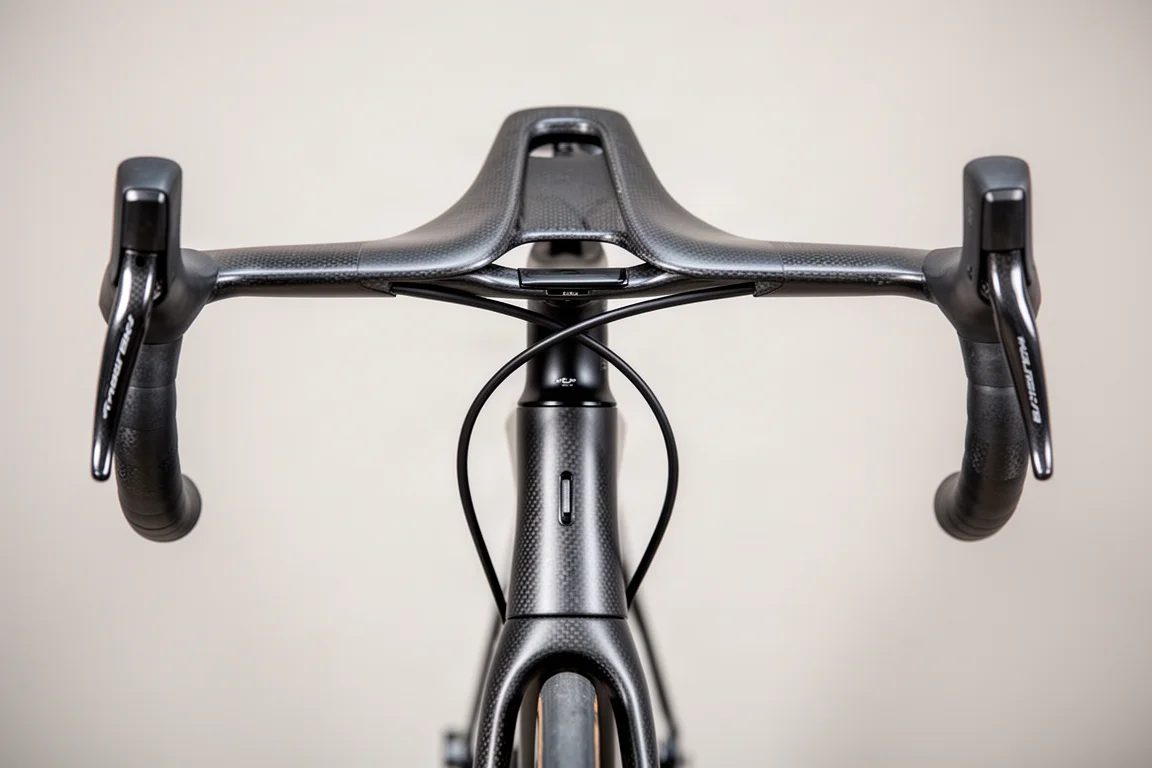 Close-up de cockpit integrado de bicicleta de estrada de carbono com mangueiras de freio ocultas
