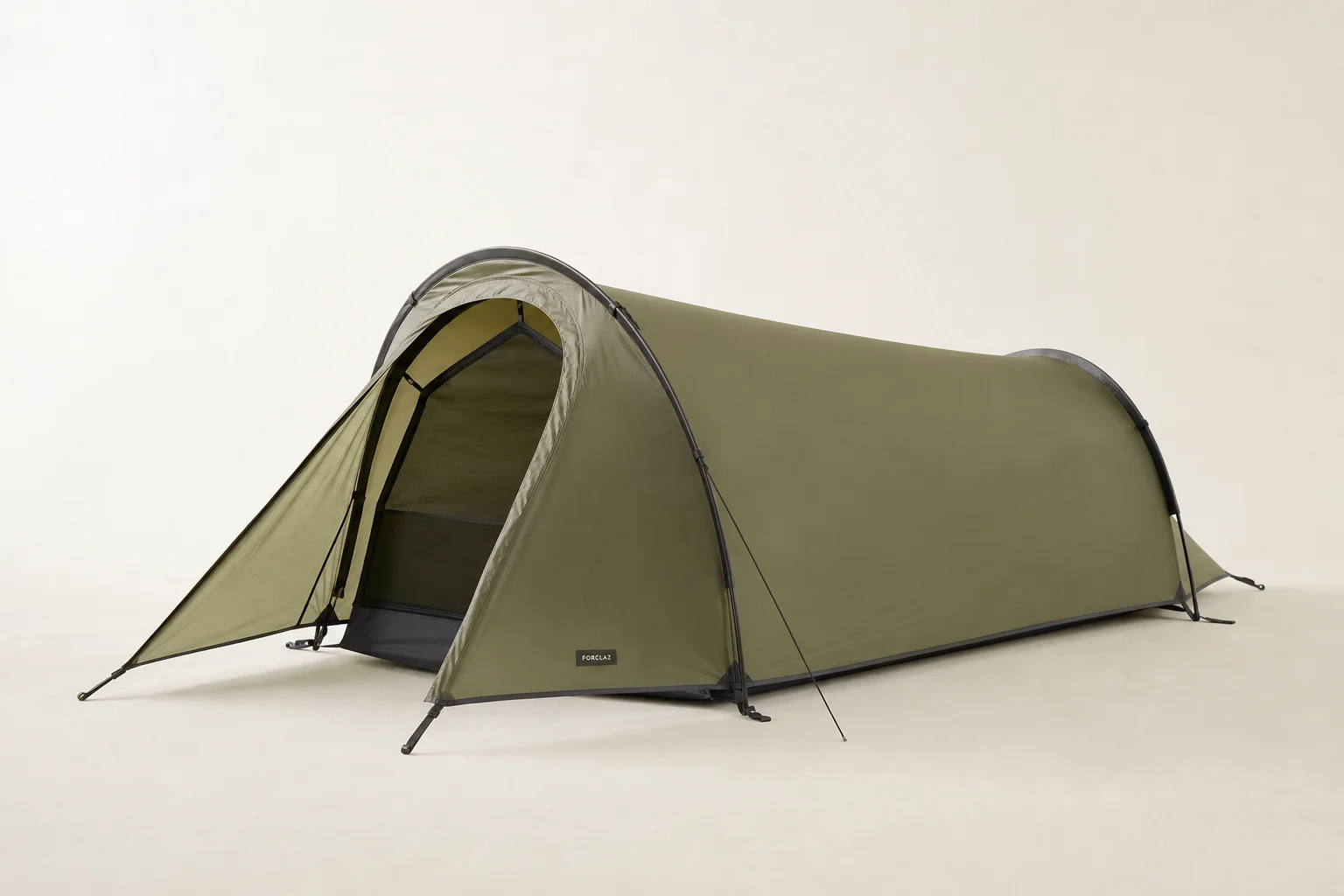 Equipo de senderismo profesional que incluye mochila, botas, chaqueta, tienda, saco de dormir, linterna frontal y cámara