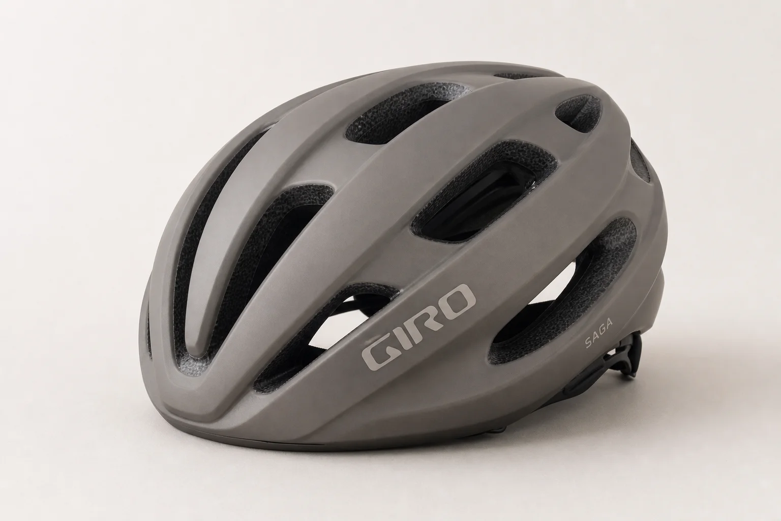 Tre caschi da ciclismo di diverse fasce di prezzo disposti uno accanto all'altro