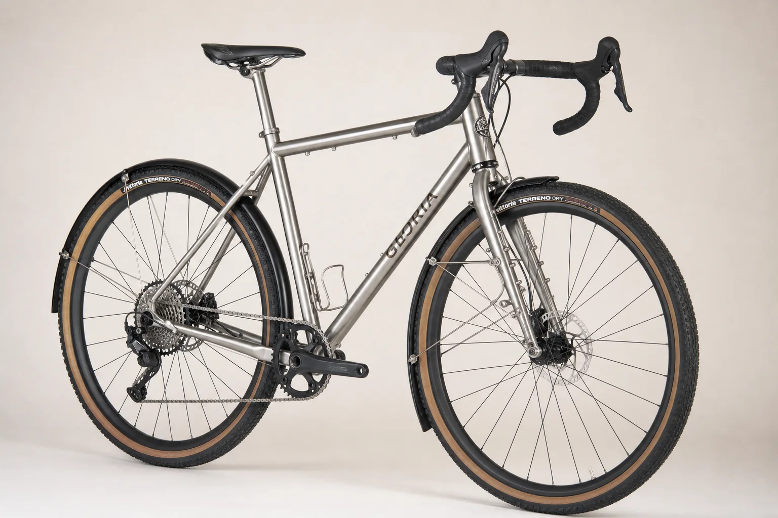 Mehrere Allroad-Bikes vor neutralem Hintergrund, die verschiedene Rahmenmaterialien und Designs präsentieren