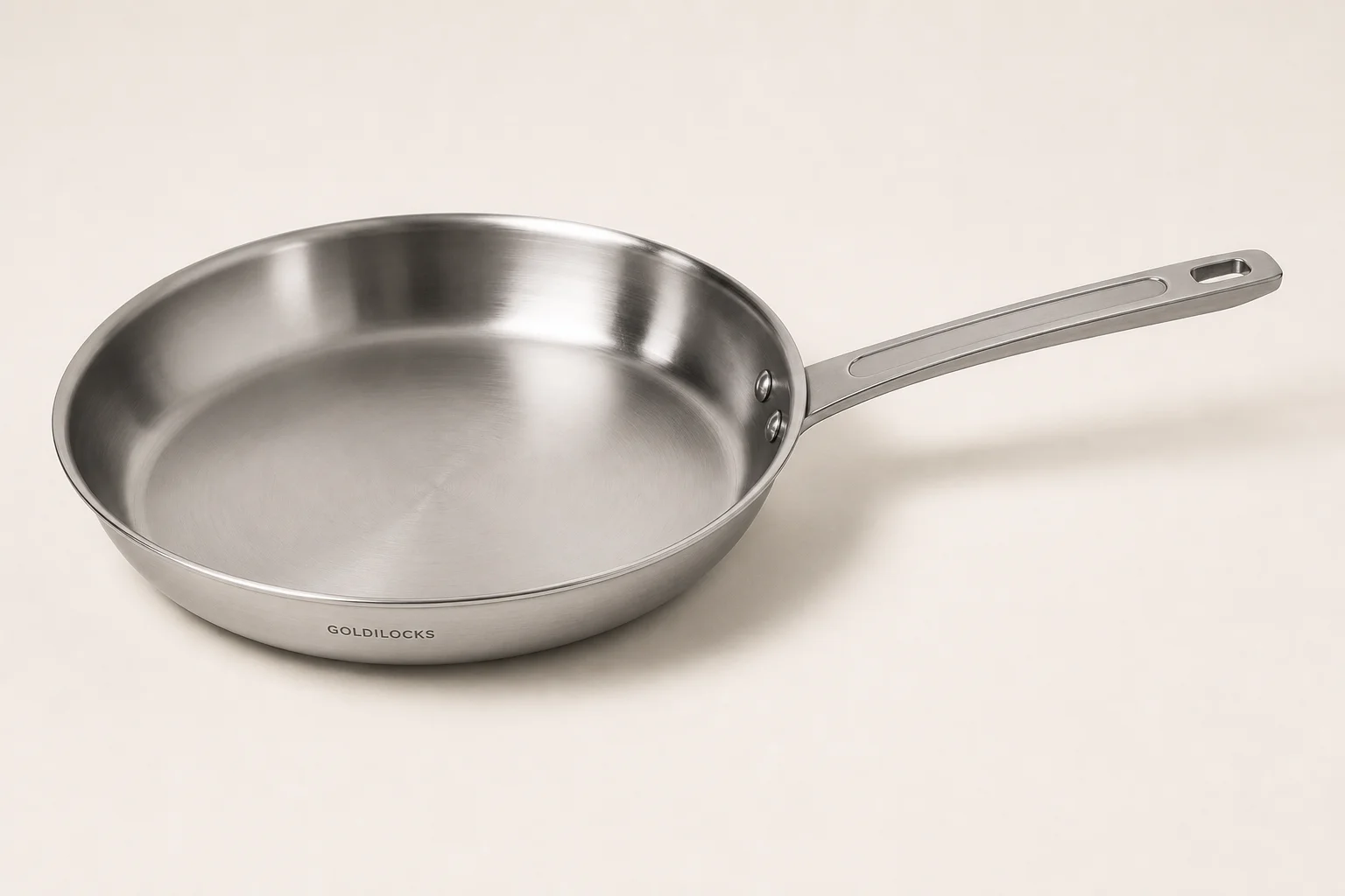 Samling av prisvärda köksredskap inklusive pannor i rostfritt stål, gjutjärn, non-stick och emaljerat material