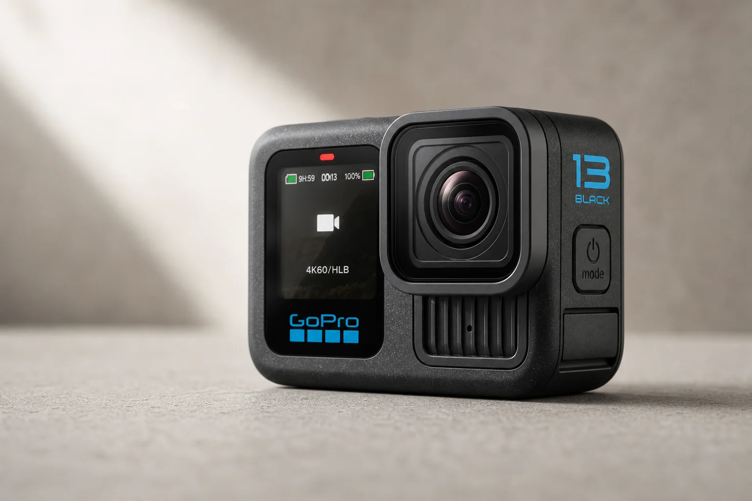 放置在霧面混凝土表面上的 GoPro HERO13 Black 運動攝影機
