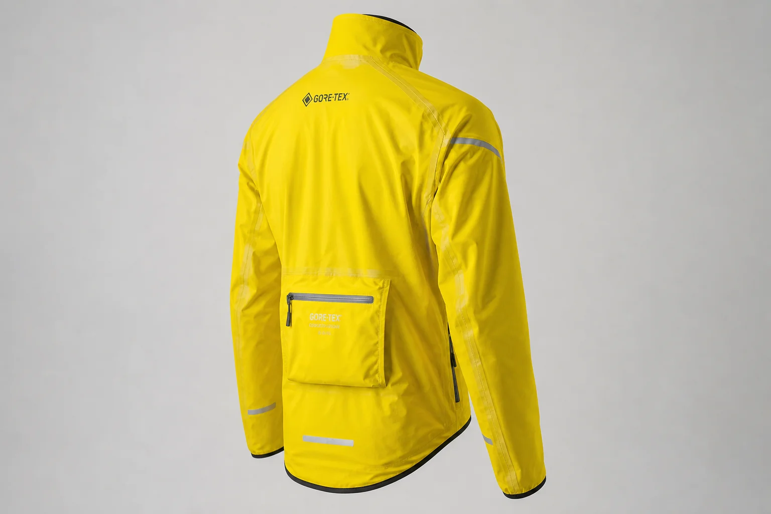 Cinq vestes de pluie pour cyclisme de différentes couleurs disposées sur un fond neutre