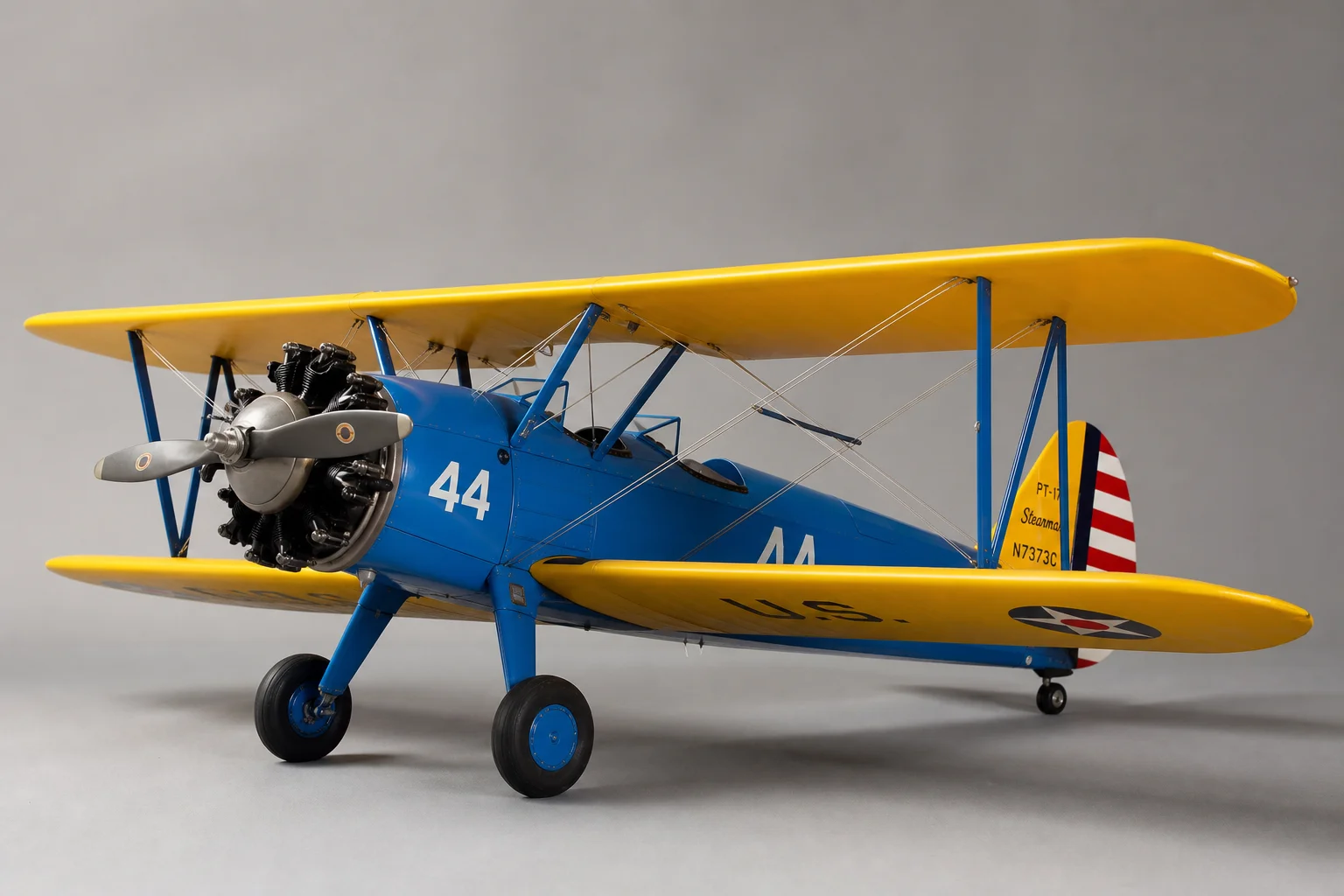 Eine Aufreihung von RC-Flugzeugen, vom kleinsten Papierflieger bis zum größten Modell eines Militärtransporters