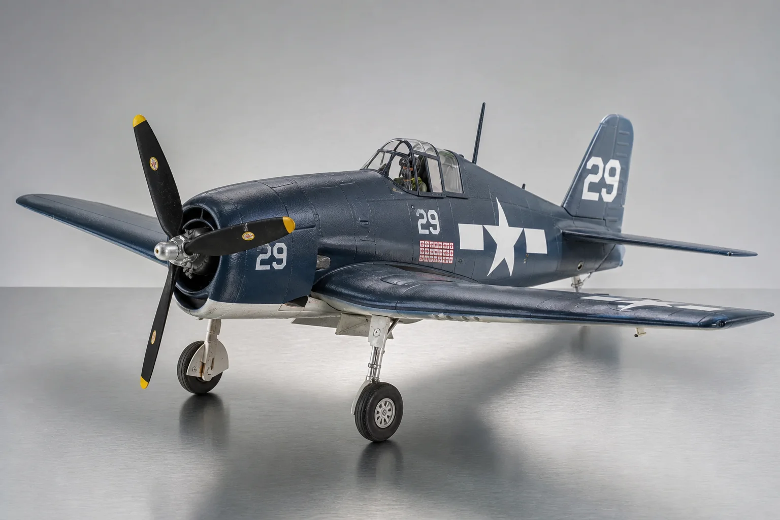 Eine Reihe von RC-Flugzeugen, vom kleinsten Papierflieger bis zum größten Modell eines Militärtransporters