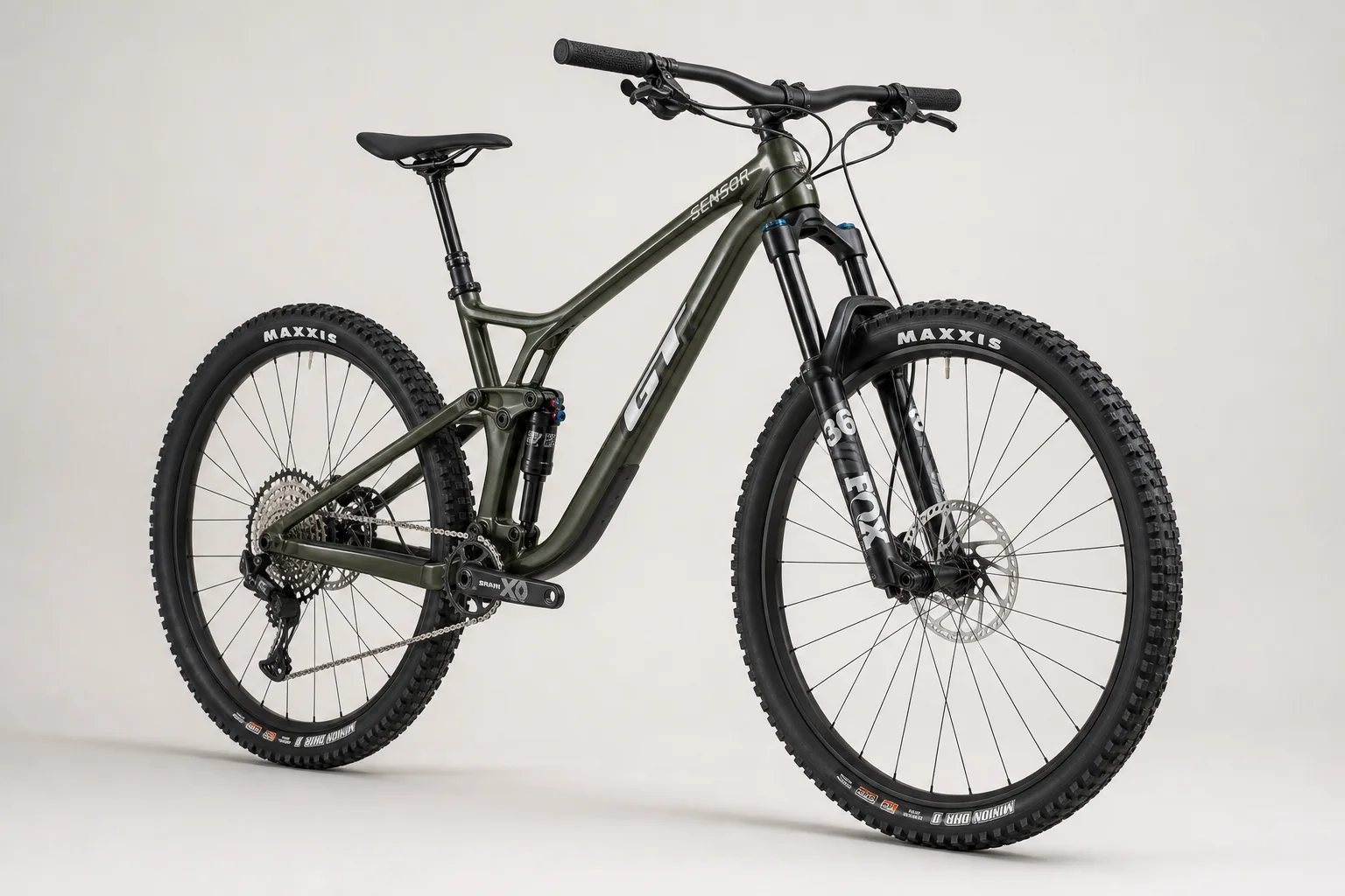 Sechs vollgefederte Mountainbikes auf einer grauen Oberfläche angeordnet