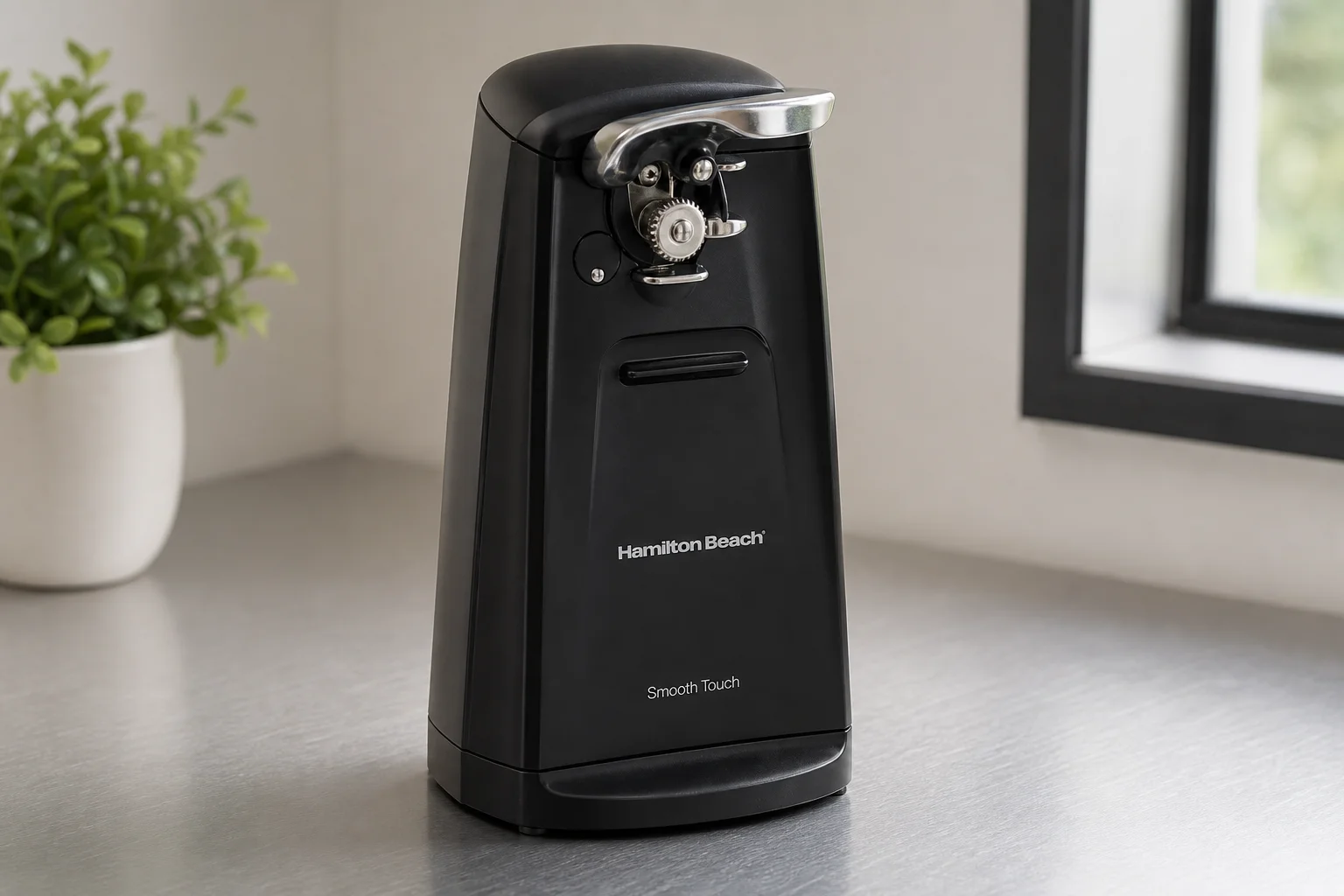 放置在混凝土檯面上的 Zojirushi 電鍋與 Hamilton Beach 開罐器
