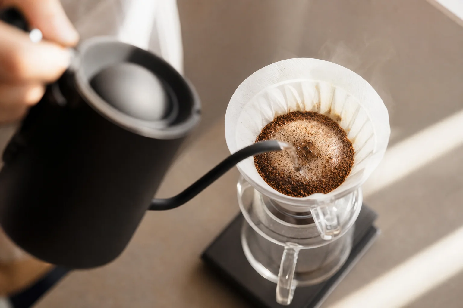 雙手在 V60 濾杯中以畫圓方式將熱水注入咖啡粉