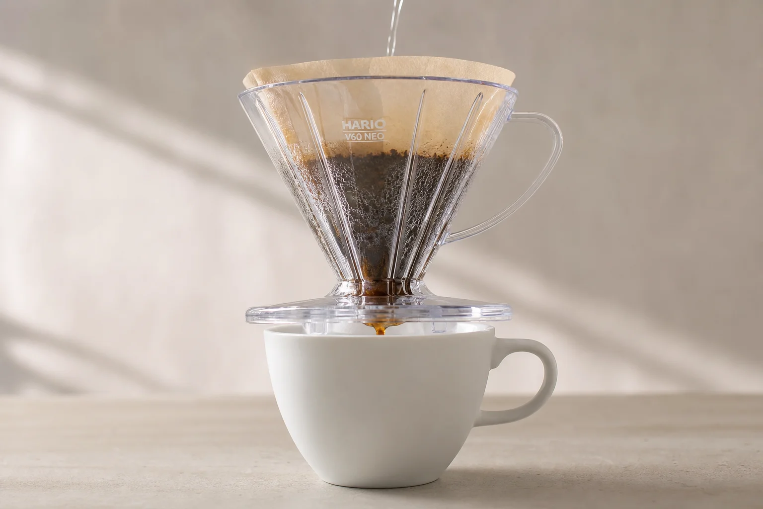 咖啡沖煮過程中，水流穿過 V60 濾杯流入杯中