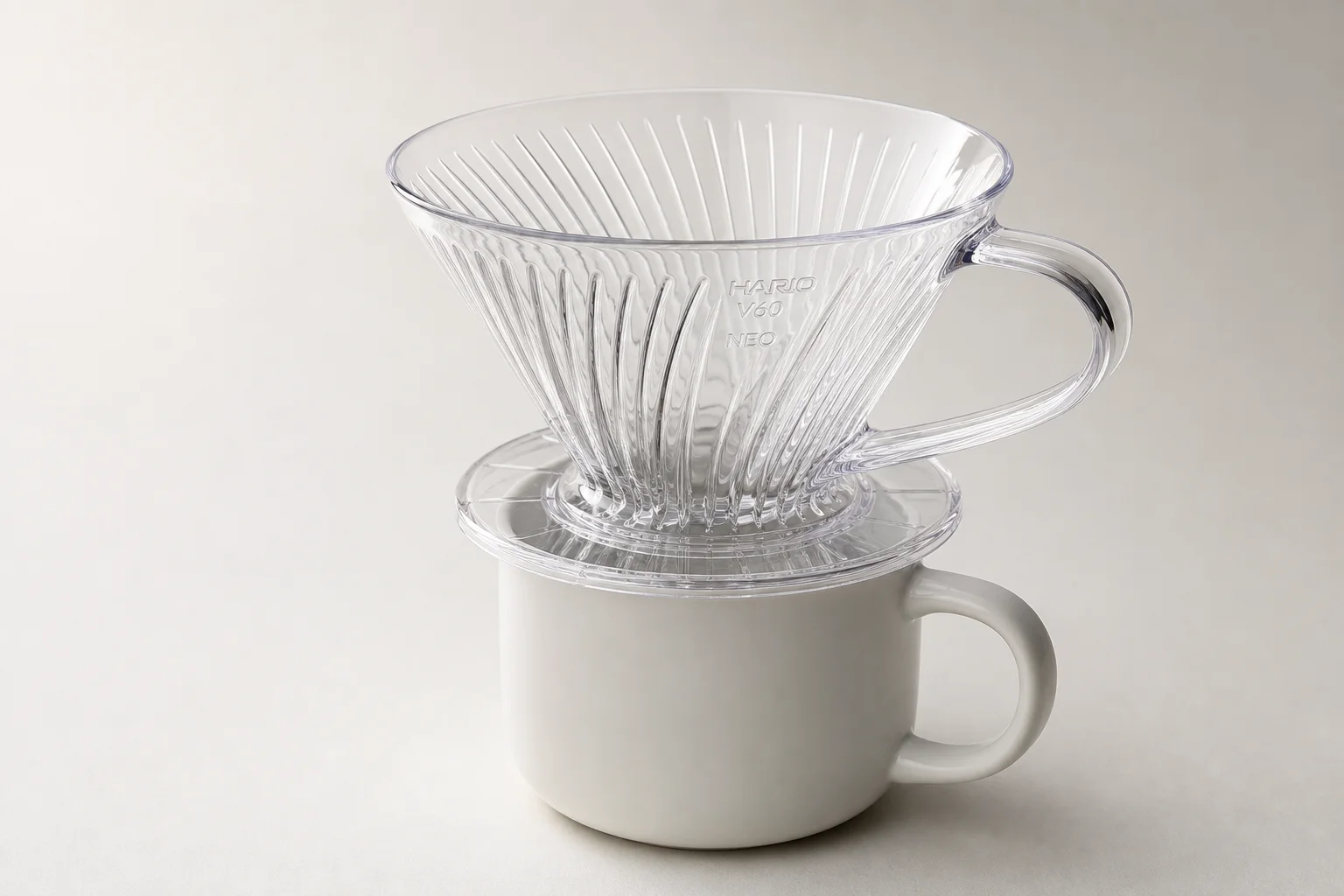 放置在白色陶瓷杯上的透明 Tritan 材質 Hario V60 NEO 濾杯