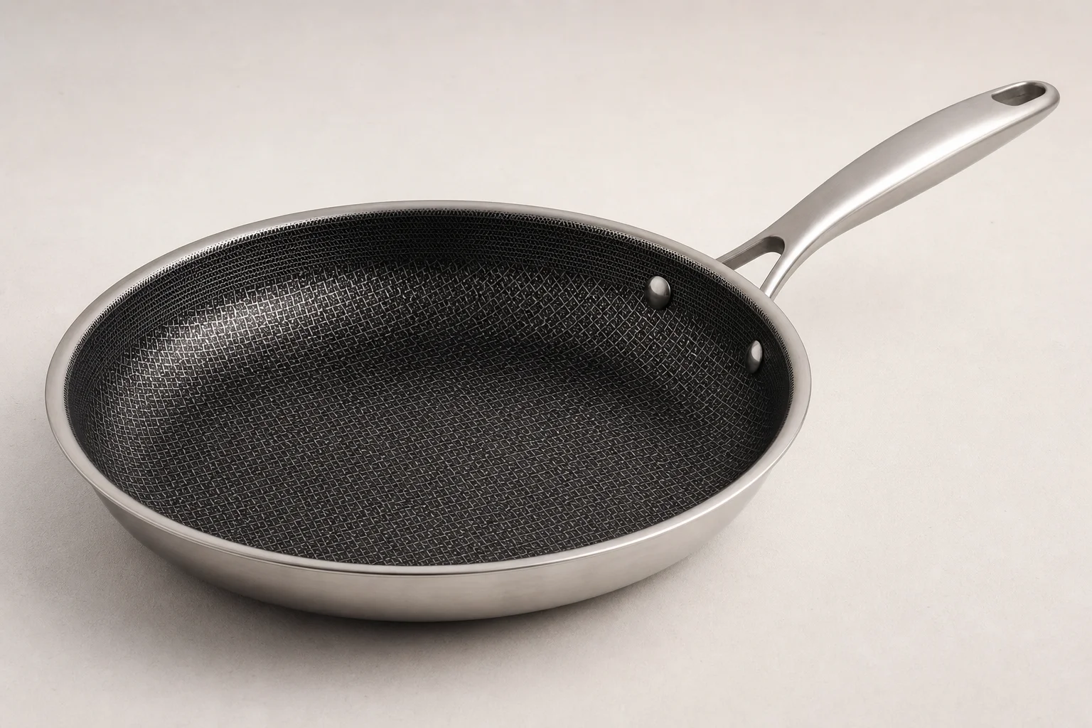 Samling av prisvärda kokkärl inklusive rostfritt stål, gjutjärn, non-stick och emaljerade pannor