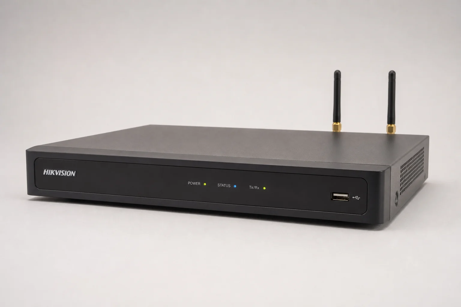 Quatre produits de sécurité disposés sur du béton : caméra double objectif Ezviz, switch D-Link, NVR Hikvision et caméra Imou