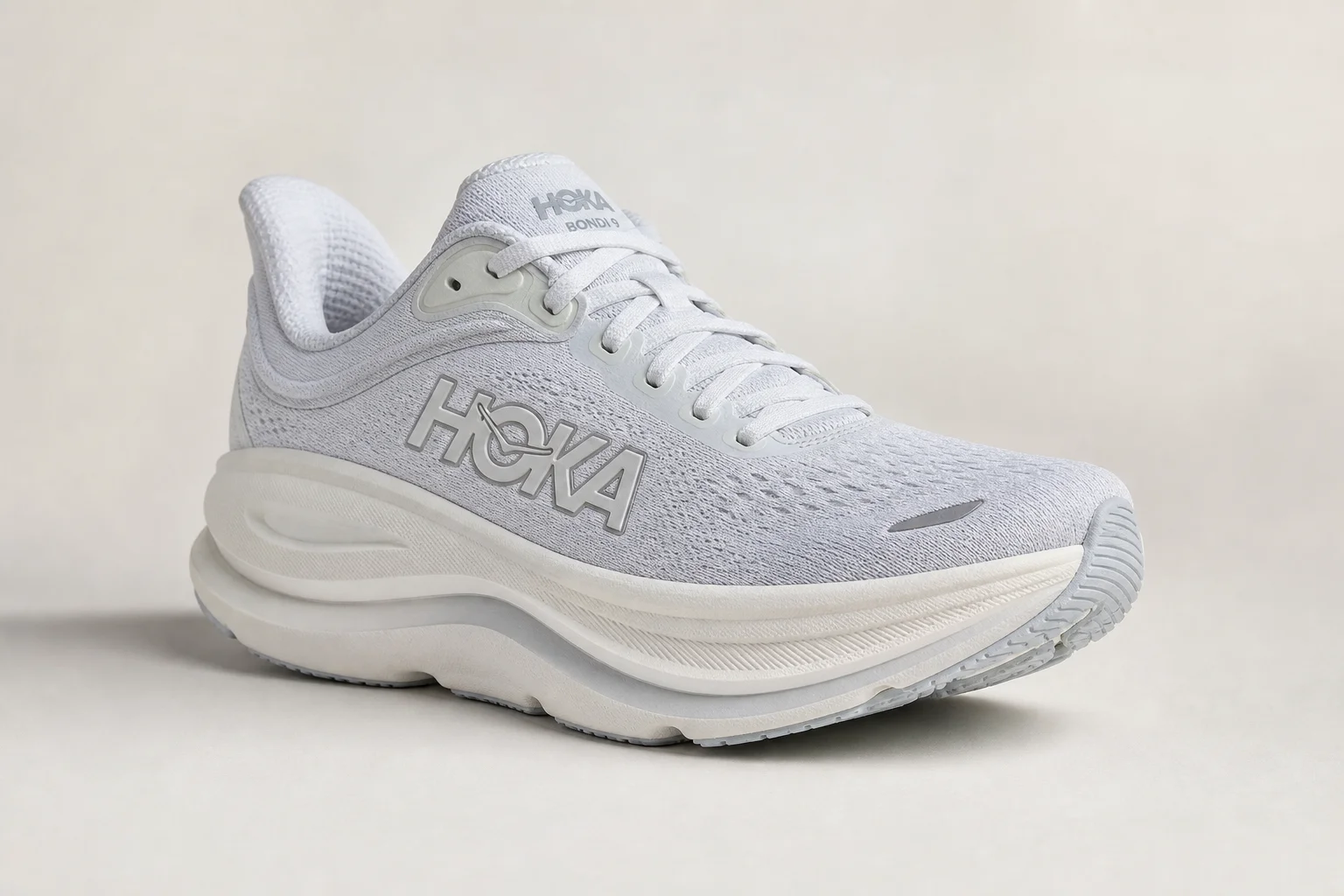 Colección de zapatillas de running para corredores pesados dispuestas sobre una superficie de hormigón