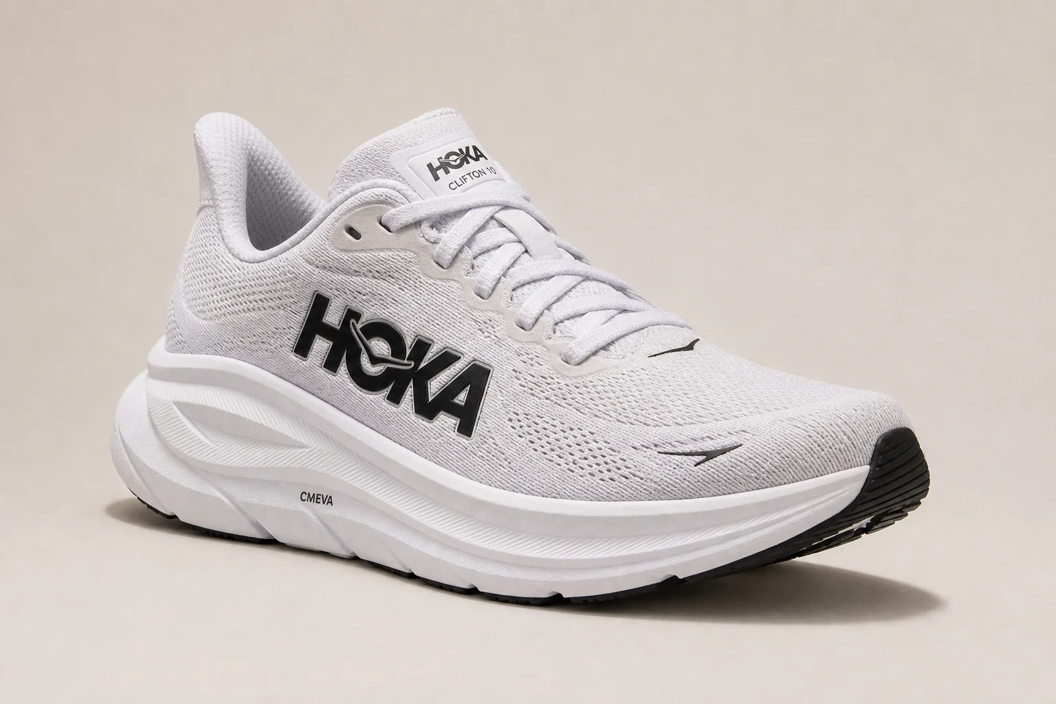 Colección de zapatillas de running para corredores pesados dispuestas sobre una superficie de hormigón