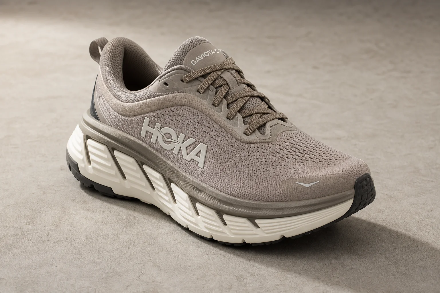 Siete zapatillas de trail running y senderismo dispuestas sobre una superficie de hormigón