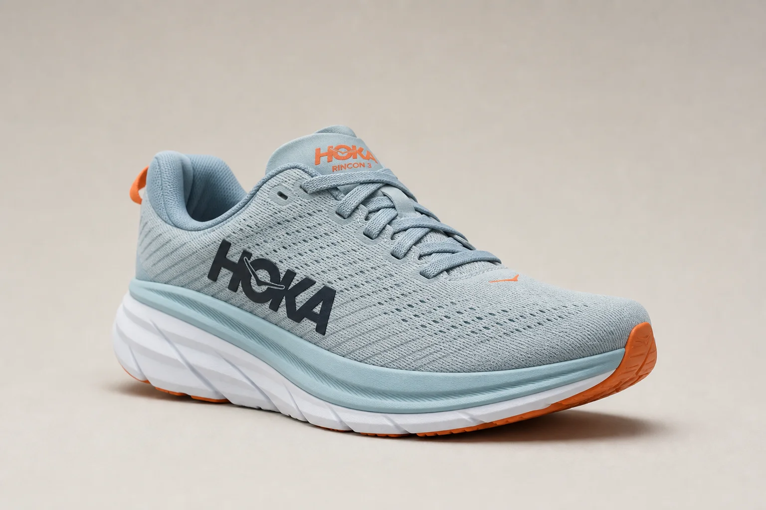 Tres zapatillas de running y caminar expuestas sobre una superficie de hormigón