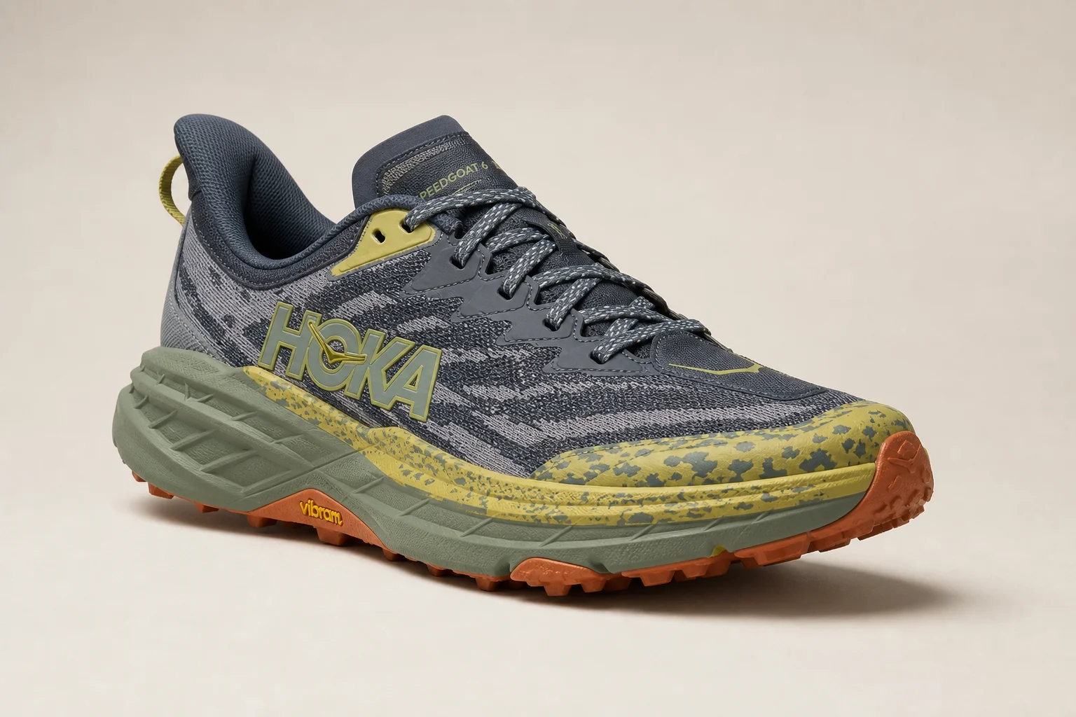 콘크리트 위에 놓인 세 켤레의 Hoka 트레일 러닝화: Speedgoat 6, Challenger 7, Stinson 7