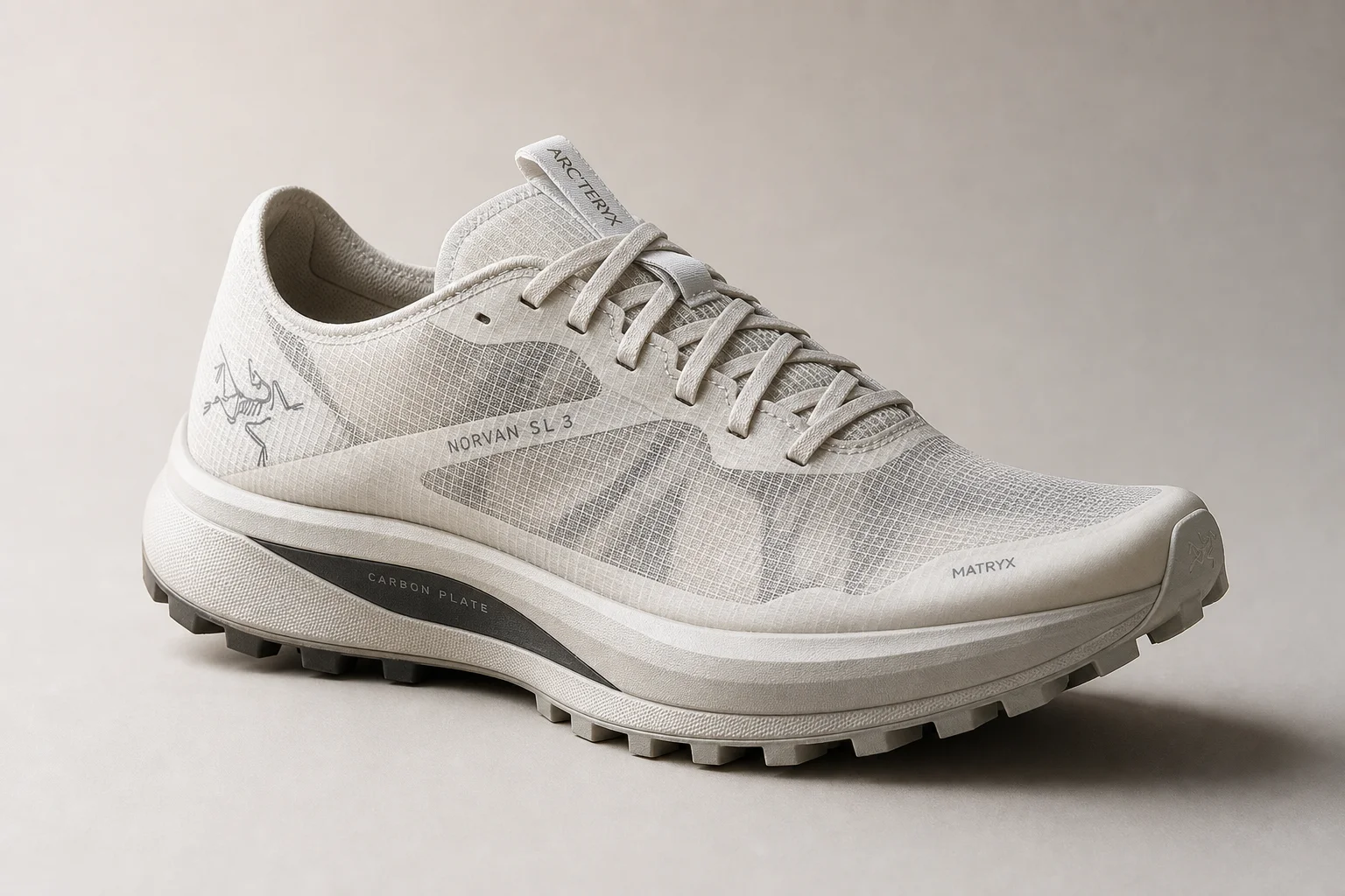 Cinq chaussures de trail running présentées sur une surface en béton