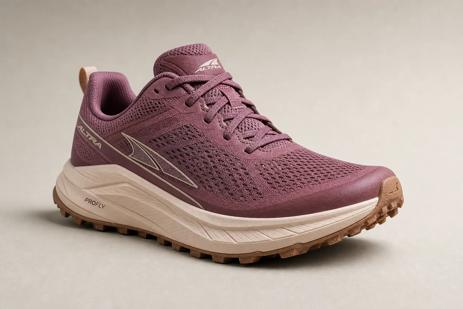 Fünf Trailrunning-Schuhe für Damen, die treppenförmig auf Beton angeordnet sind