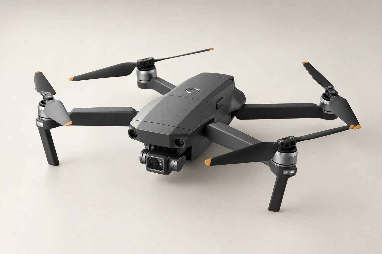 Cinq drones économiques disposés sur une surface en béton gris