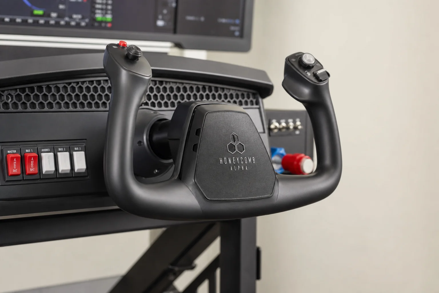 Cabina de simulador de vuelo doméstico profesional con yoke, aviónica, controles de aceleración y tres monitores