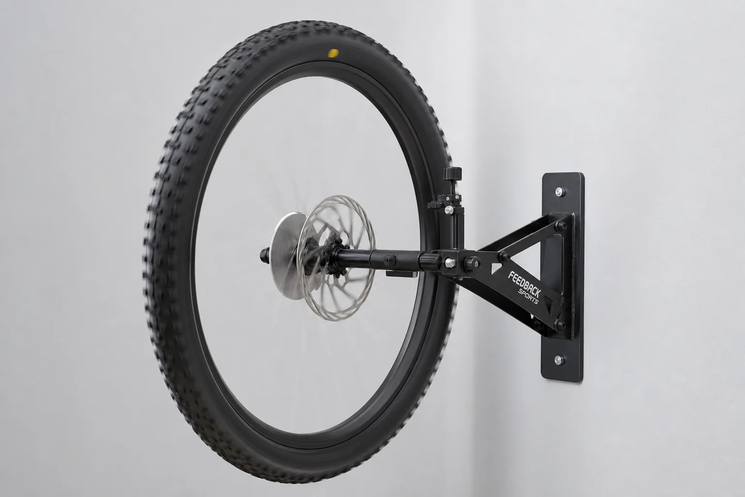 Rueda de bicicleta de montaña girando libremente en un equilibrador profesional
