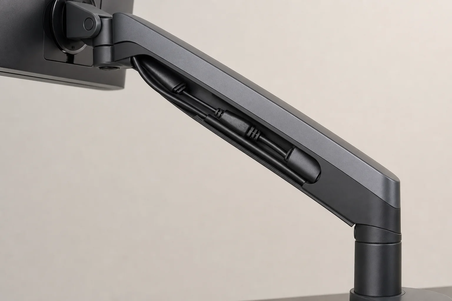 Integriertes Kabelmanagementsystem entlang des Monitorarms