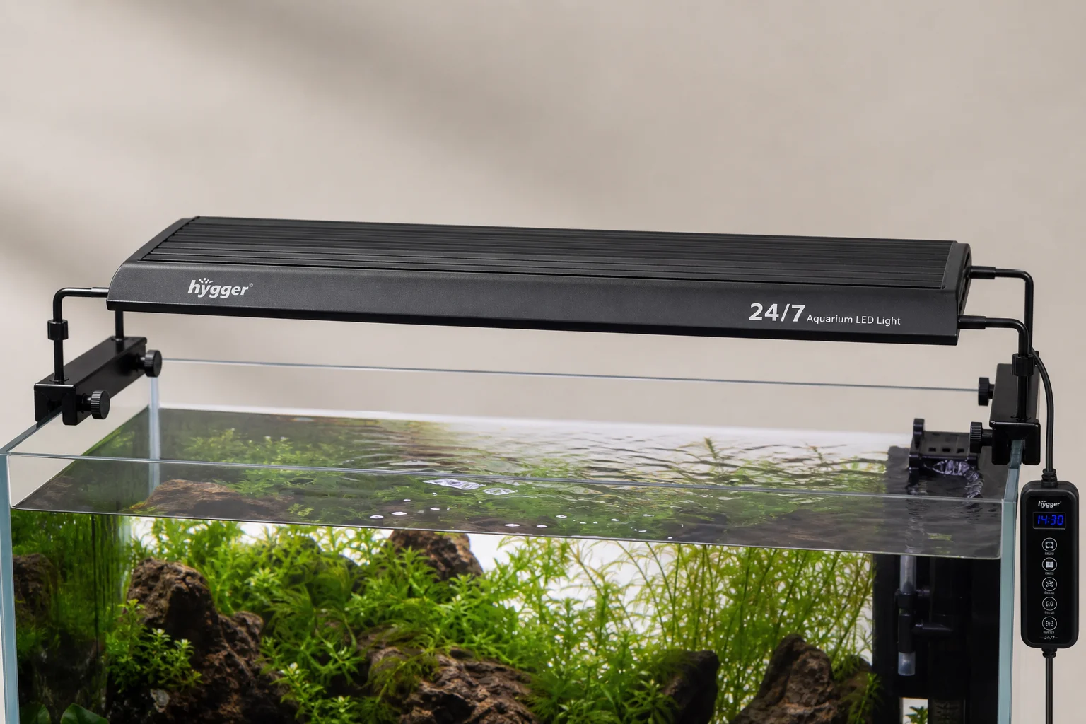 Hygger 24/7 LED-akvariebelysning monterad på ett akvarium med utdragbara fästen och kontrollenhet