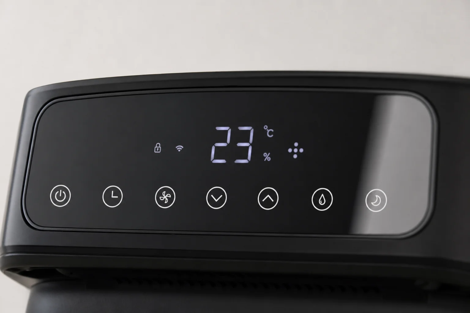 Närbild på Hygger-kontrollpanelen med LED-display och touch-kontroller