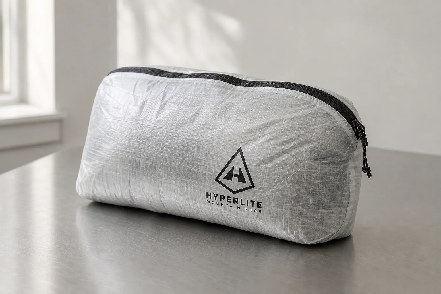 Drei hybride Rucksack-Kissensysteme auf einer Betonoberfläche präsentiert