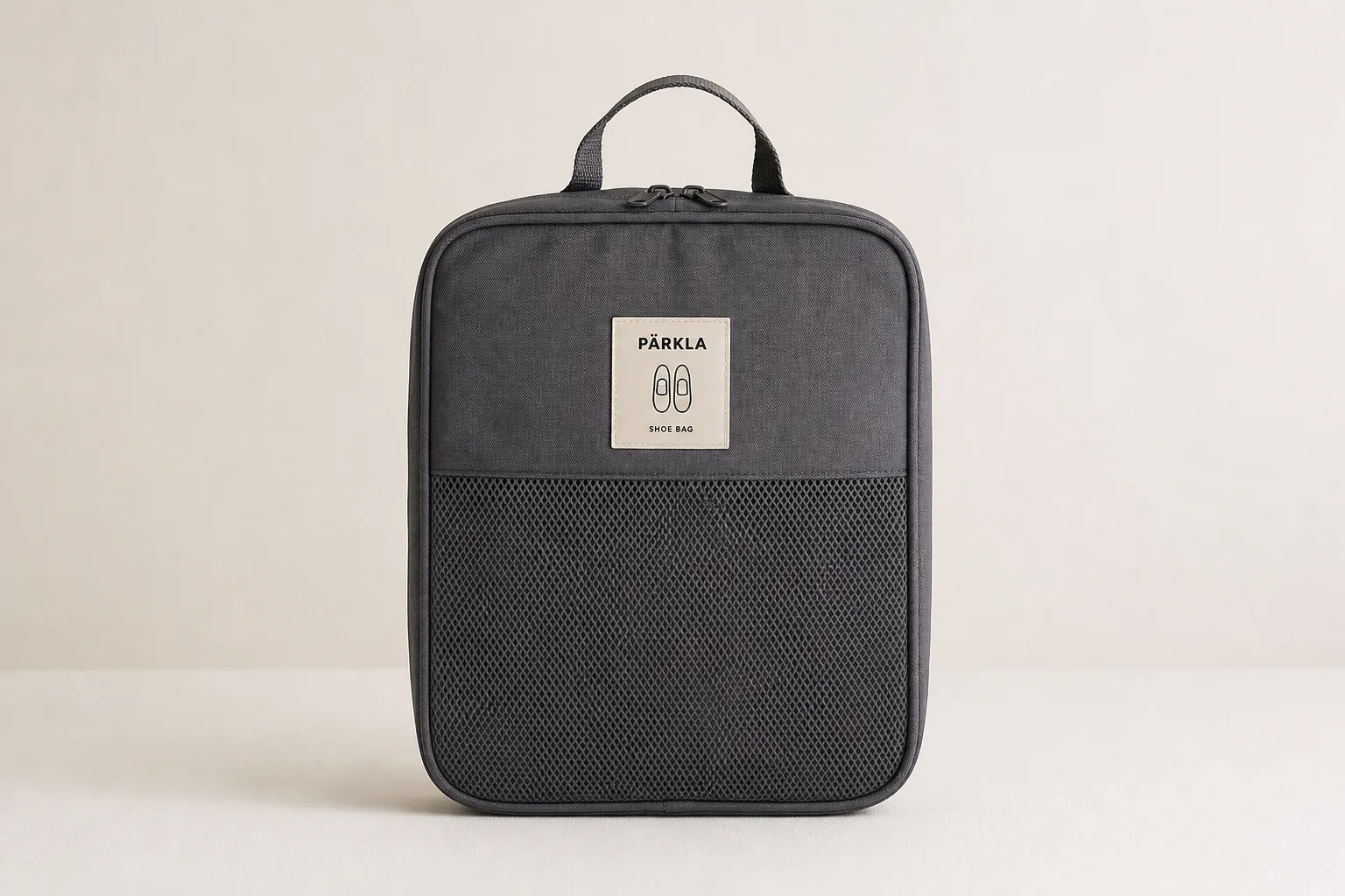一系列 IKEA 露營用品，包含碗盤、砧板、收納袋與配件，陳列於水泥地面上