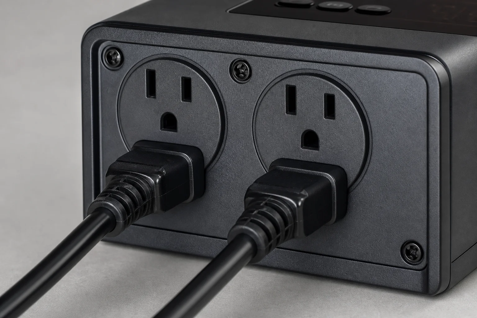 加熱控制器上的雙電源插座，已連接加熱棒電纜