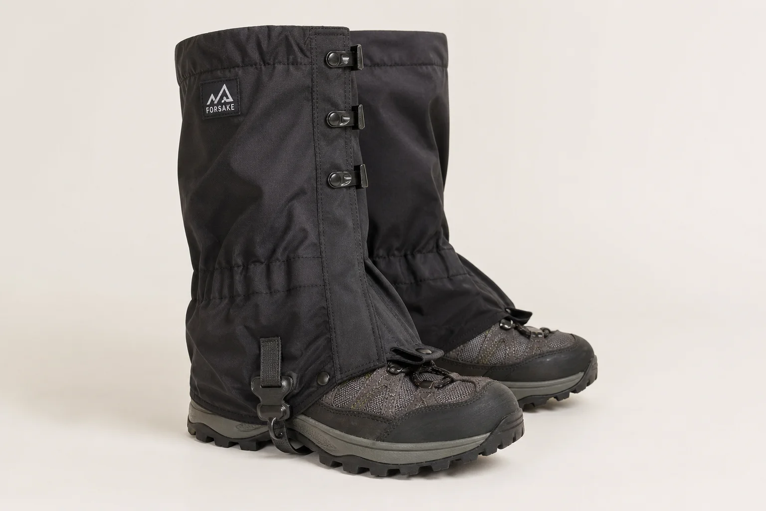 Winter-Laufzubehör auf Beton, darunter Handschuhe, Mütze, Stirnlampe und ein reflektierender Rucksack