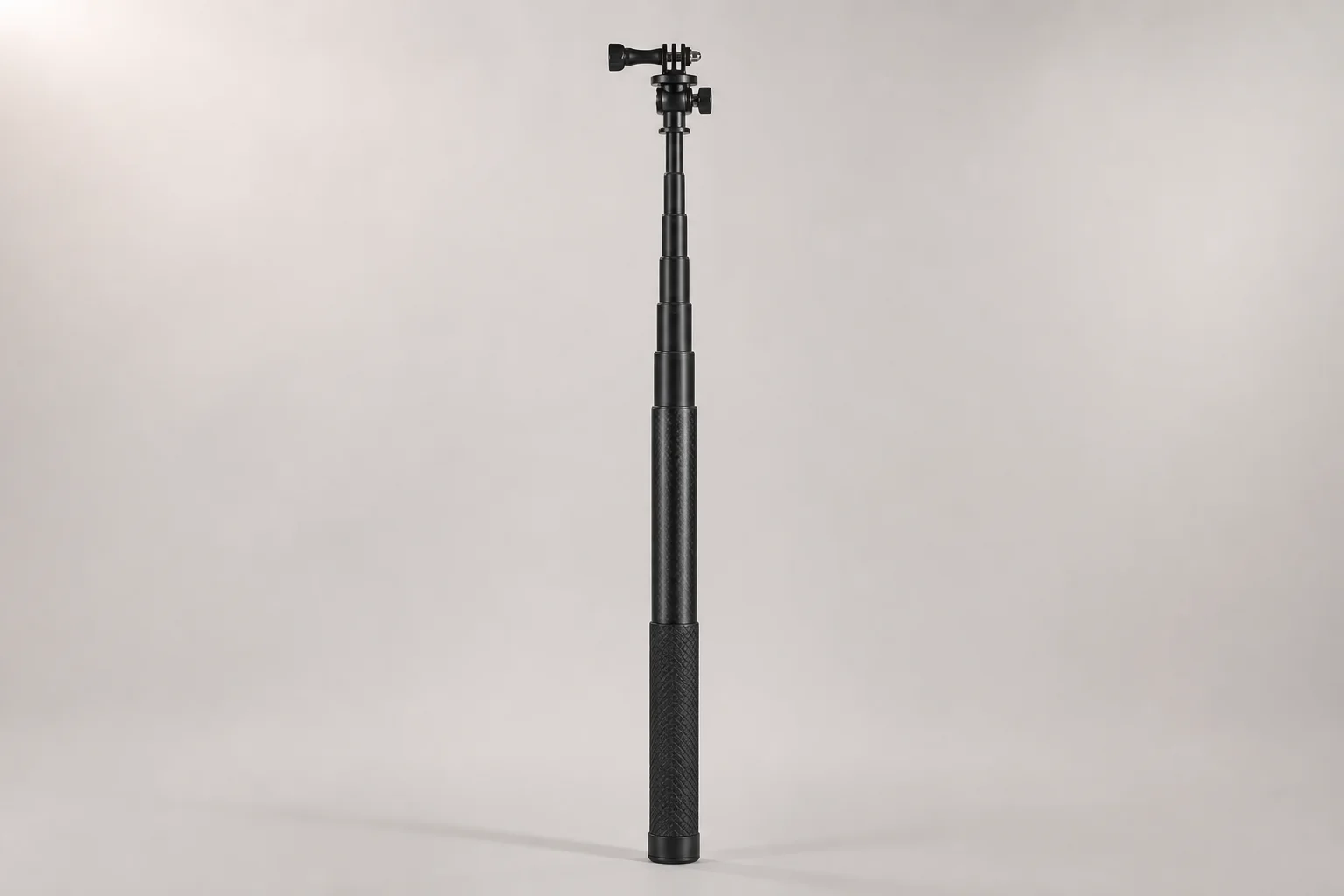 Insta360 X5-kamera med fästen och tillbehör på en betongyta