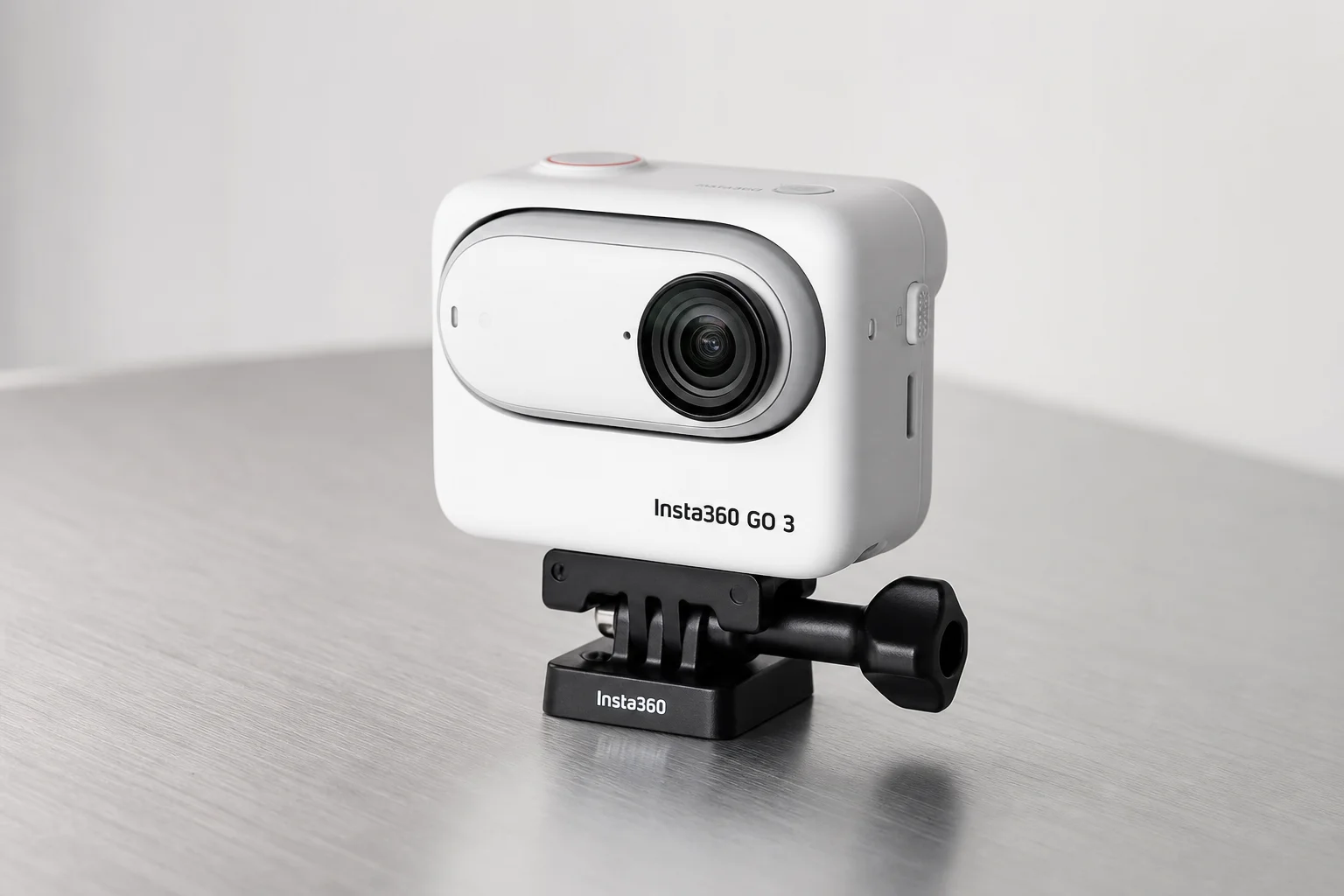 Action camera SJCAM SJ11 Active con doppio schermo su una superficie in cemento