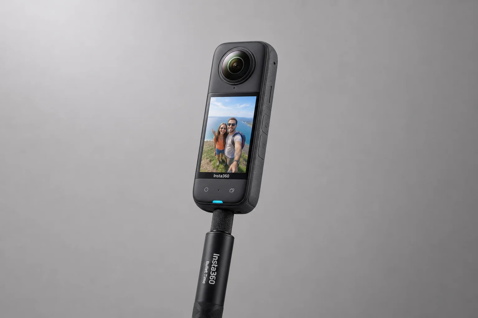 La fotocamera Insta360 X3 montata sul bastone Bullet Time su sfondo grigio neutro