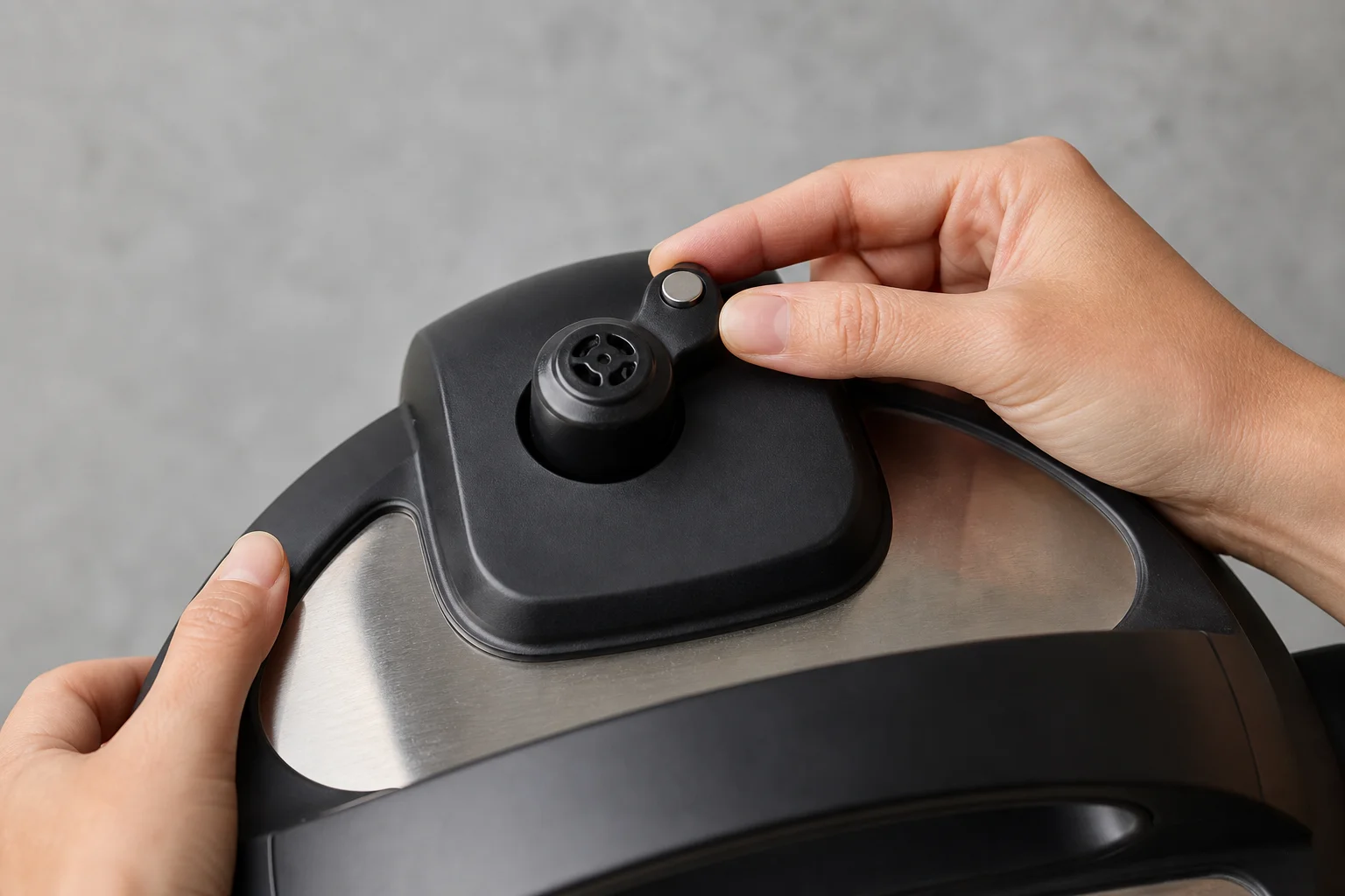 Hände halten einen Instant Pot-Deckel mit Dampfablassventil