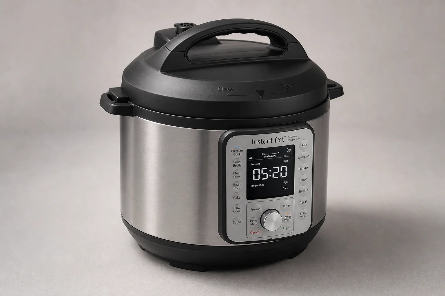 Sammlung von fünf Instant Pot Modellen auf einer Betonoberfläche angeordnet
