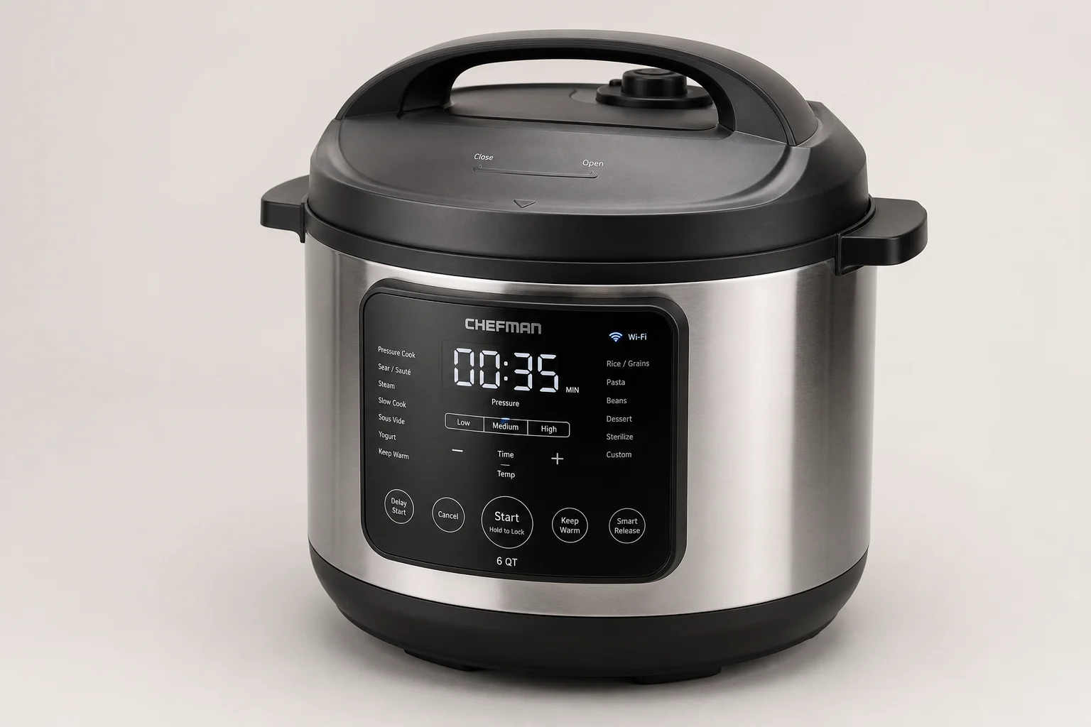 콘크리트 바닥 위에 크기별로 나란히 놓인 5개의 Instant Pot 모델