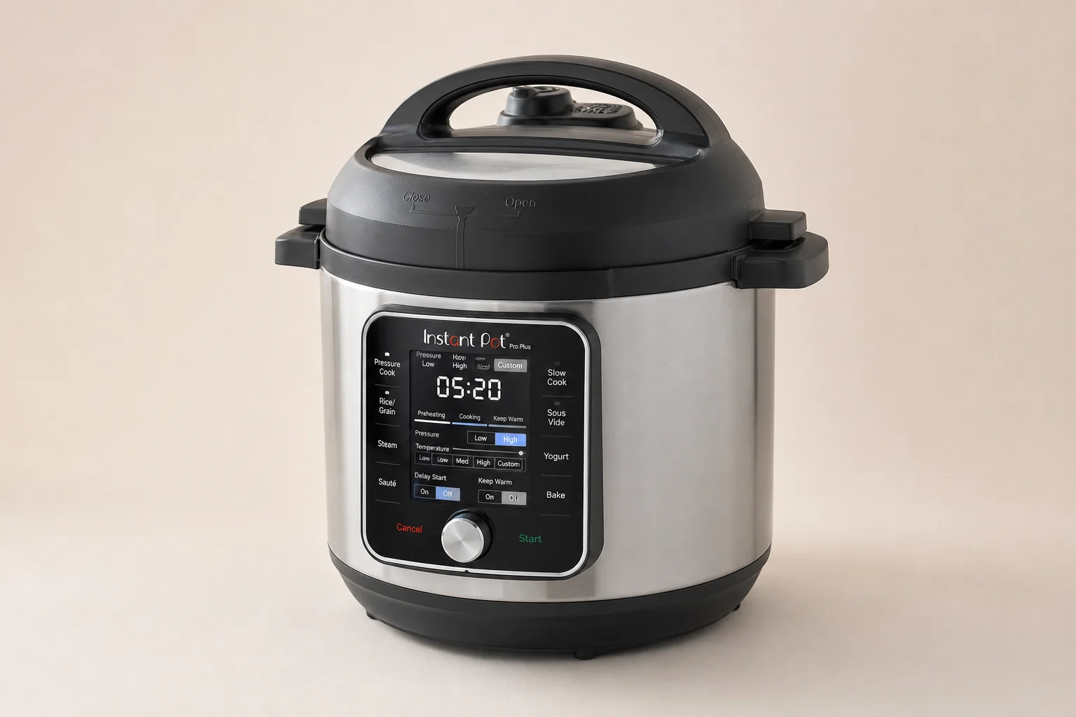 Sammlung von fünf Instant Pot Modellen auf einer Betonoberfläche angeordnet