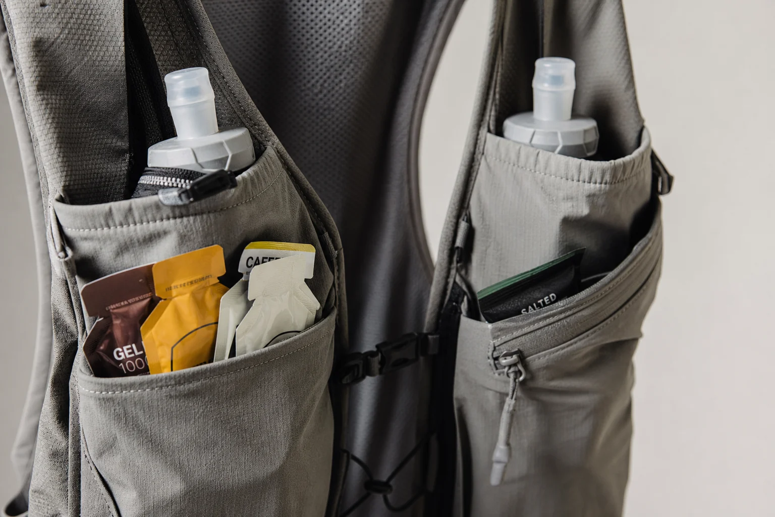Gros plan sur les poches à gels organisées et les compartiments de rangement du gilet
