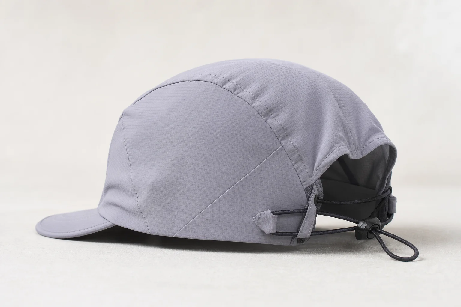 Nine cappellini da corsa in vari stili e colori disposti su uno sfondo neutro
