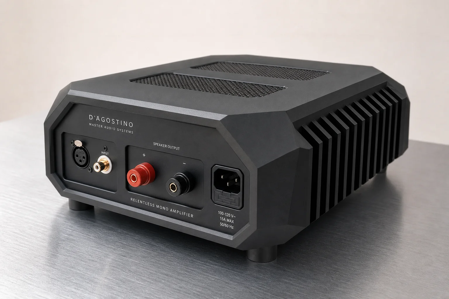 Sette amplificatori mono per auto disposti su una superficie in alluminio spazzolato