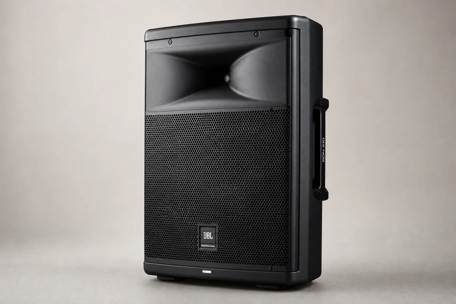 Cuatro altavoces PA económicos alineados sobre hormigón: Mackie Thrash 212, Alto TS410, JBL EON 610, Yamaha DBR10